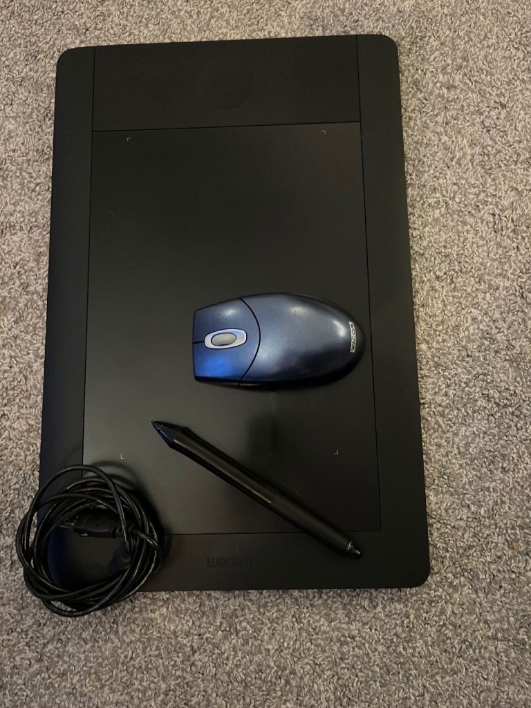 Wacom Intuos 5 Medium tablet, wireless dongle, stylus, mouse