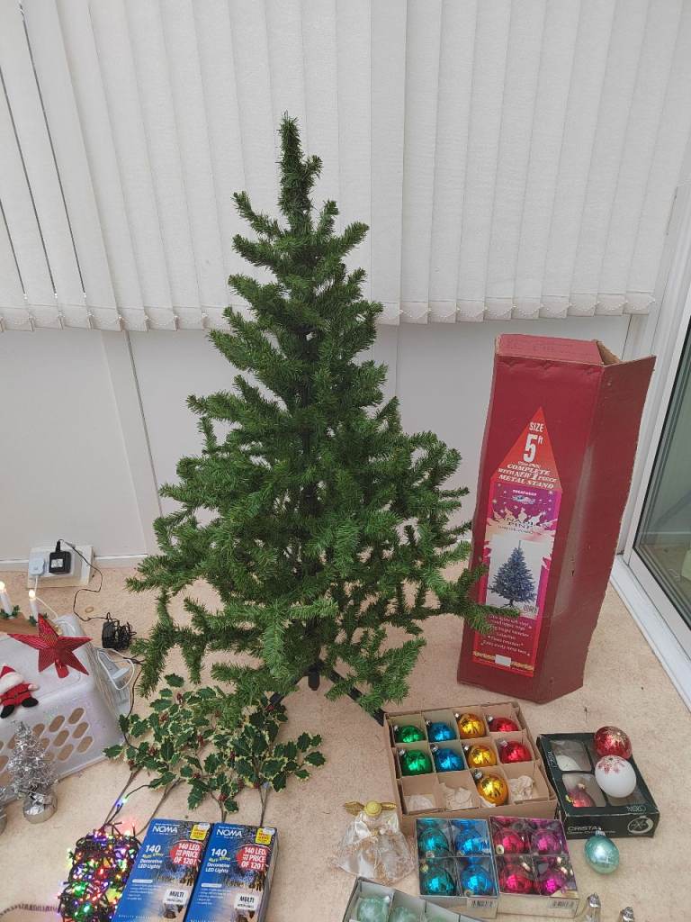 5ft Christmas tree & various decorations 