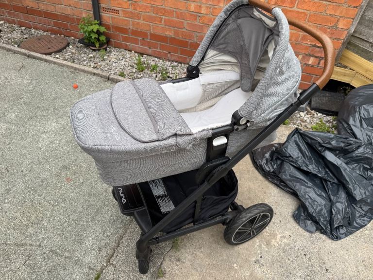 image for Nuna Next Mixx 3 in 1. Pushchair, travel cot and car seat with base!!!!