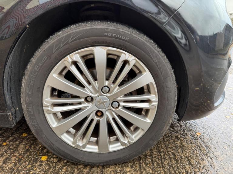 2017 Peugeot 208 1.2 PureTech Allure Euro 6 5dr HATCHBACK Petrol Manual