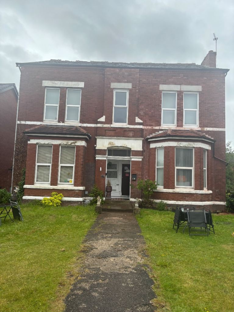 Southport, one bedroom flat available on Avondale Road North 