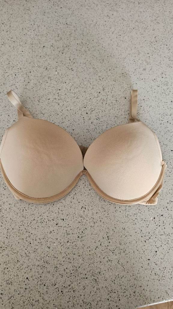 New Look 34DD nude bra, like new 
