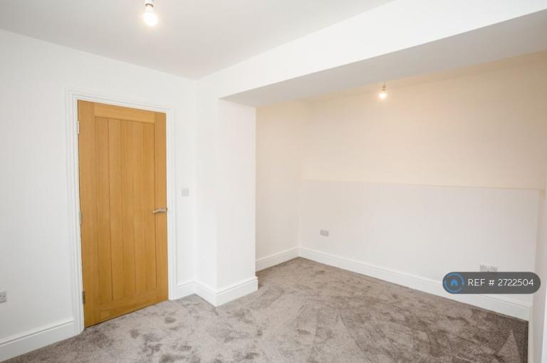 1 bedroom flat in Long Lane, Huddersfield, HD5 (1 bed) (#2722504)