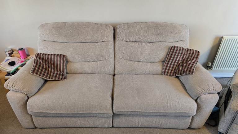 4 seater and 2 seater Lazyboy sofa good condition
