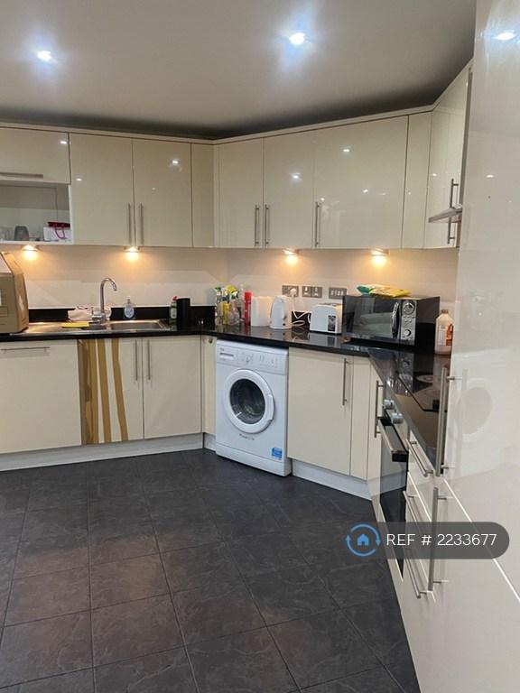 2 bedroom flat in Raphael House, Ilford, IG1 (2 bed) (#2233677)