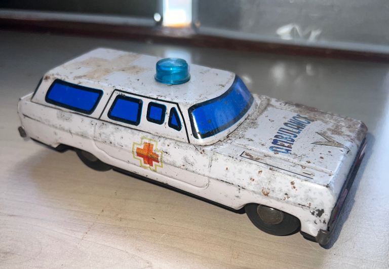 Toy ambulance 