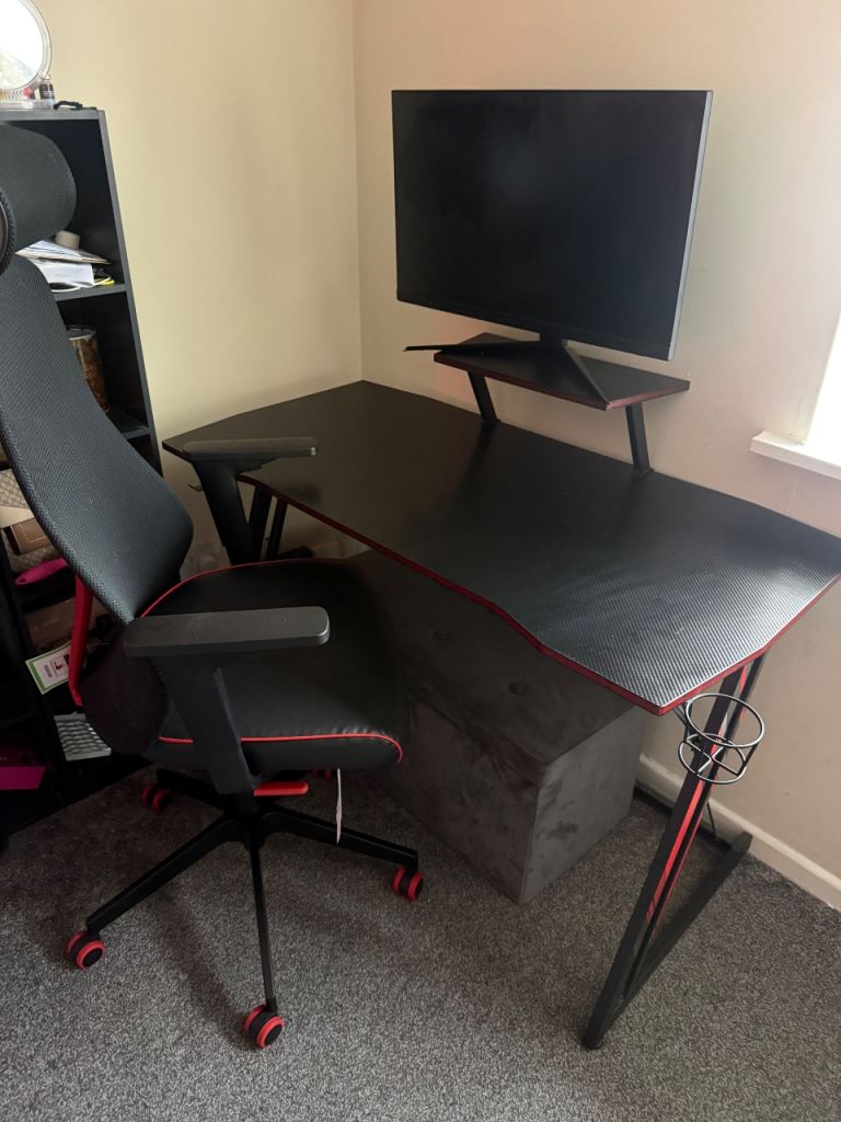 Gaming desk and chair 