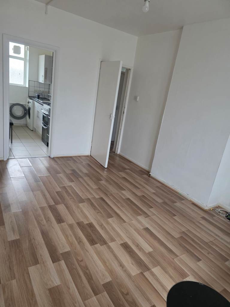 1 bedroom flats.  1 minutes away from clapton Direct with landlord