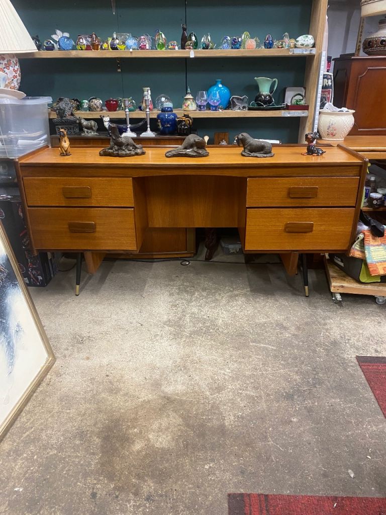 Scandinavian style desk in great condition 