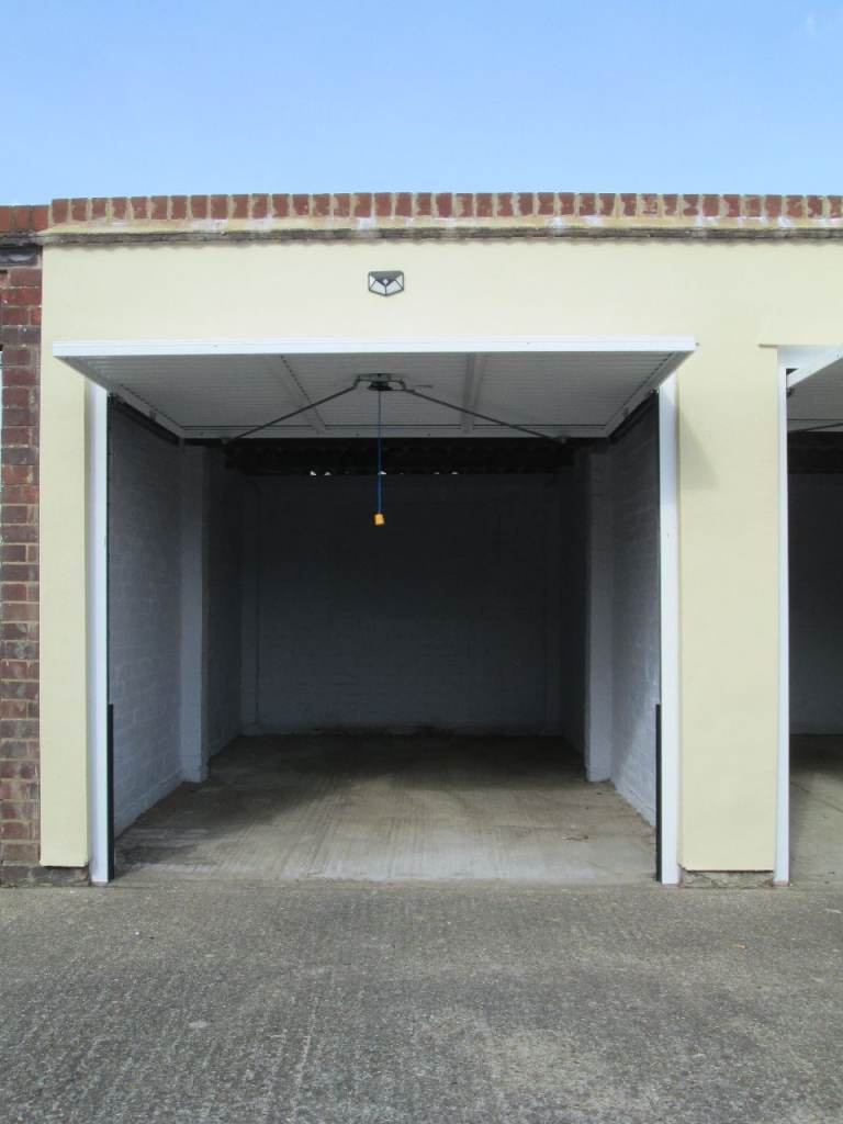 LU4 ~ Lock up garages ~ Carmelite Road ~ LUTON ~ Close to hospital ~ New Fabulous condition ! 