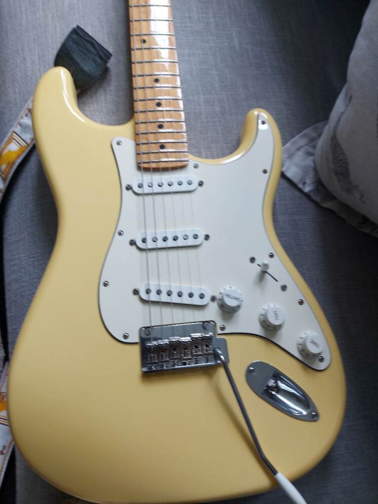 Fender Player Stratocaster (MIM, 2019) alnico 5 pickups, includes hard case