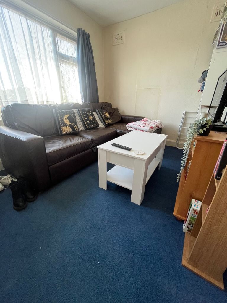 URGENT - Spacious double room in Bexley