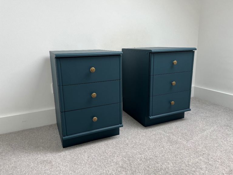 2x matching wood bedside tables 