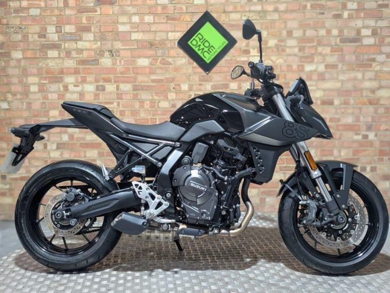 SUZUKI GSX-8S 2023 - ONE OWNER - 1000 MILES - EXTRAS - A BEAUTY.