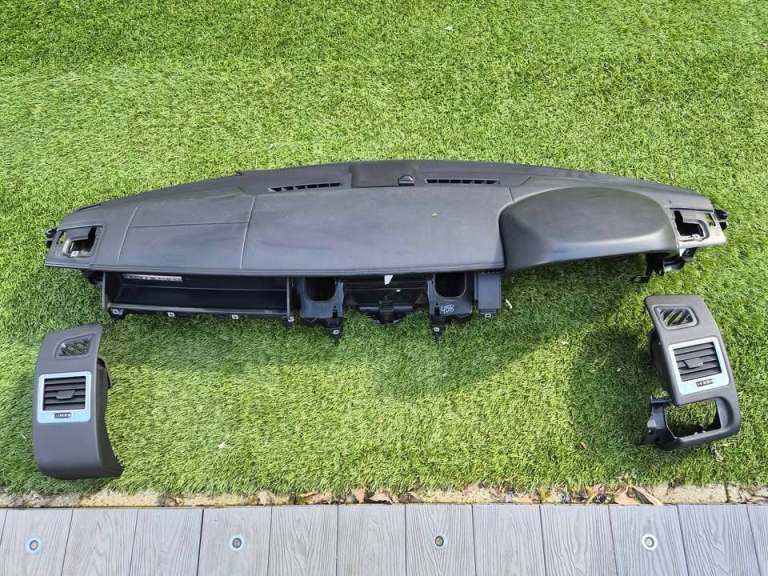 Range Rover Sport L320 Facelift Dashboard complete with Airbag and Side vents