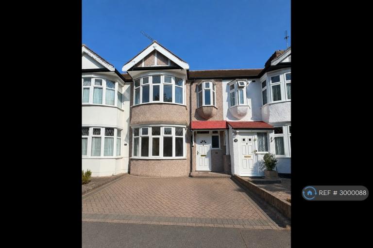 3 bedroom house in Fairlop Road, Ilford, IG6 (3 bed) (#3000088)