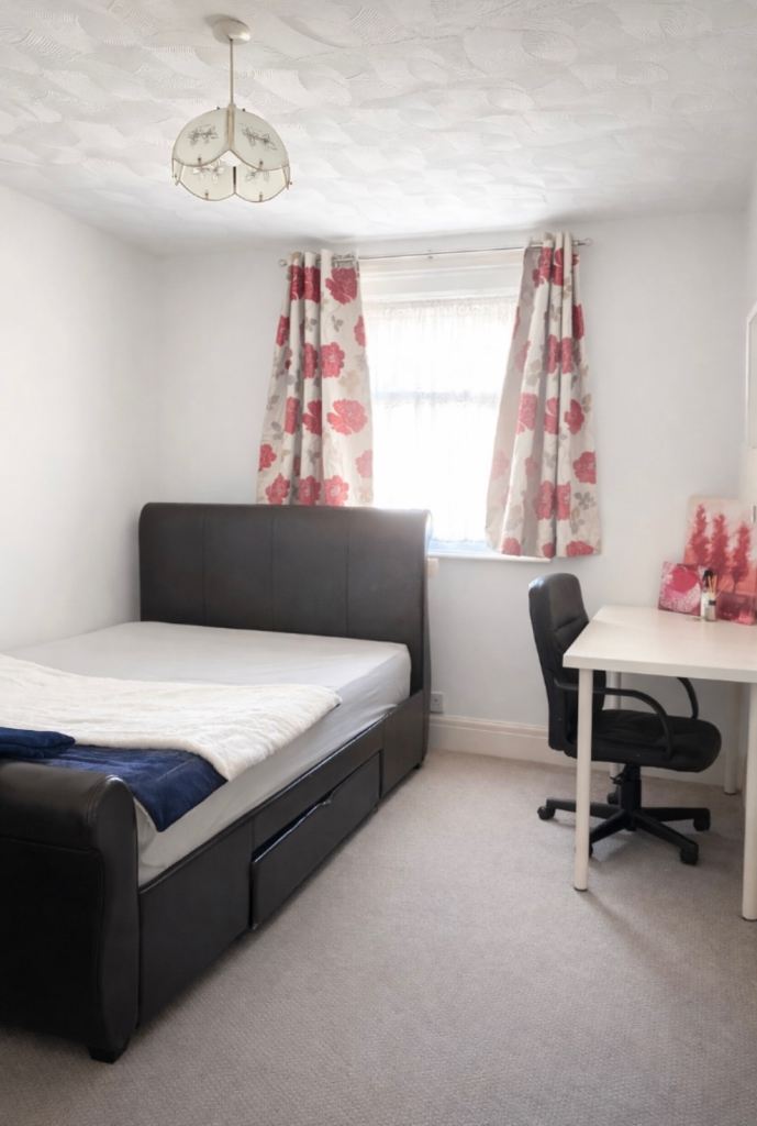 1 double room in shared house 