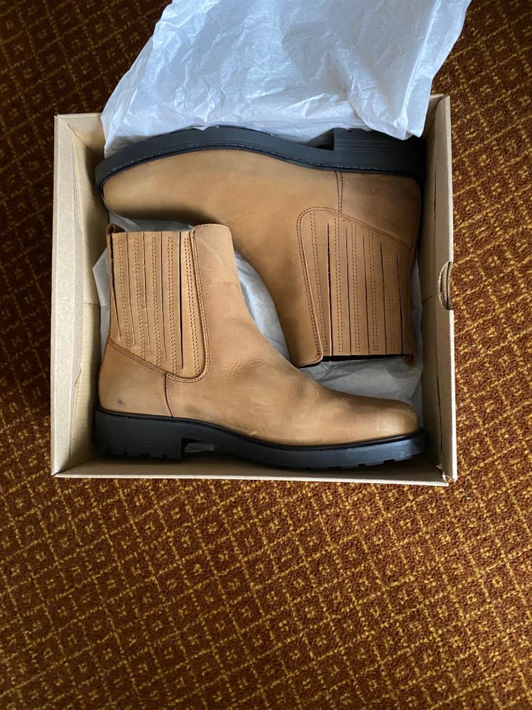 BRAND NEW CLARKS REAL SUEDE WOMEN’S CHELSEA BOOTS