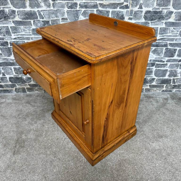 Country Collectibles Pine Bedside Cabinet – Drawer & Cupboard Storage