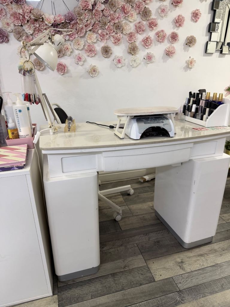 Nail desk