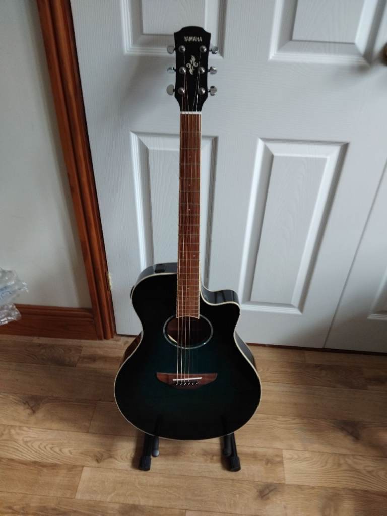 Yamaha APX600 Electro-Acoustic Guitar. In mint condition
