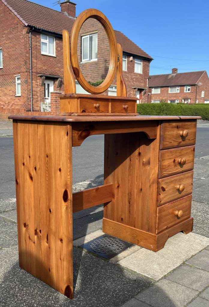 A SMALL SOLID PINE DRESSING TABLE & FREE-STANDING MIRROR