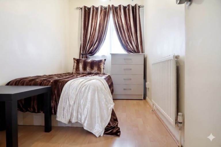 👥 Social Butterfly Shared Room - Make Friends, Community Events, Available Canning Town🎉