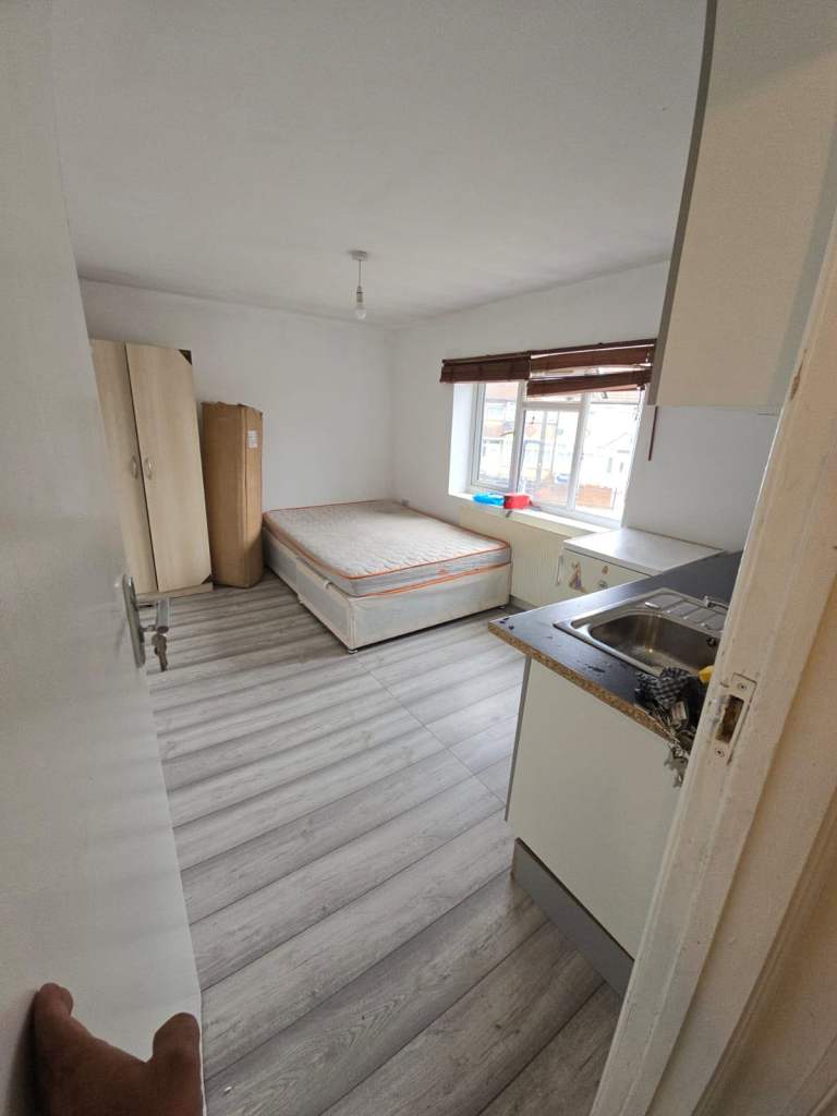 BENEFITS ACCEPTED - Self CONTAINED Studio Flat Available in Ealing, UB2, London £1,200pm