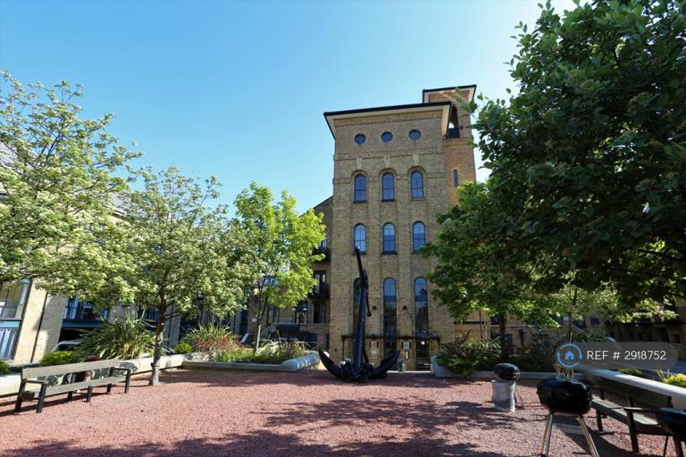 1 bedroom flat in Burrells Wharf Square, London, E14 (1 bed) (#2918752)