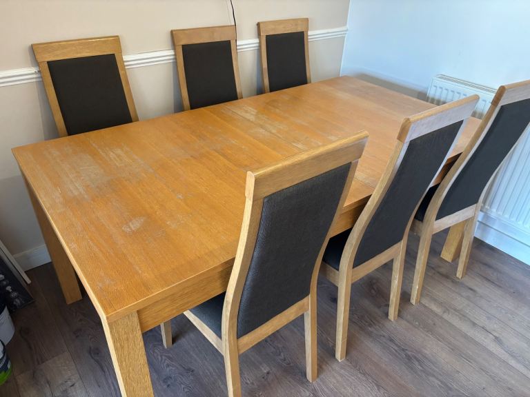 Extendable Dining room table & 6 chairs