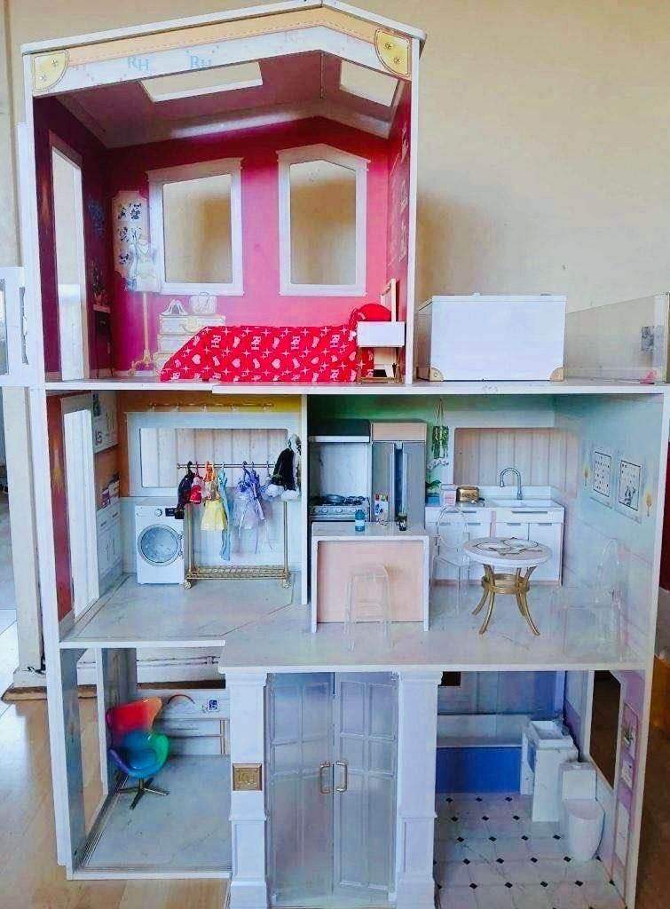 Rainbow High large wooden premium dollhouse – with hot tub, furniture and accessories 