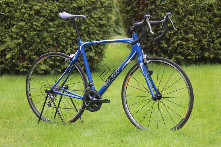2011 GIANT SCR C2 FULL CARBON FIBRE ROAD BIKE. 10 speed rear cassette,3 speed front chainset.