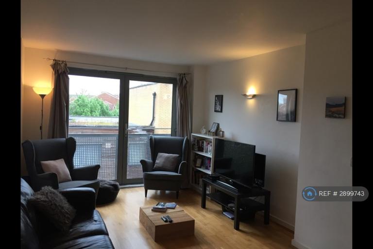 2 bedroom flat in Deals Gateway, London, SE13 (2 bed) (#2899743)