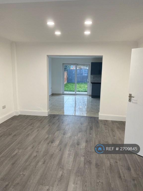 3 bedroom house in Roseheath Road, Hounslow, TW4 (3 bed) (#2709845)