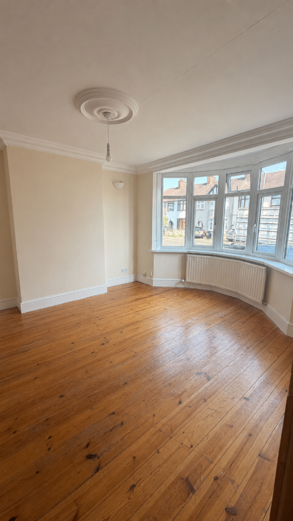 Discover a spacious 4-bedroom, 2-bathroom house for rent in Chadwell Heath, RM6 4.