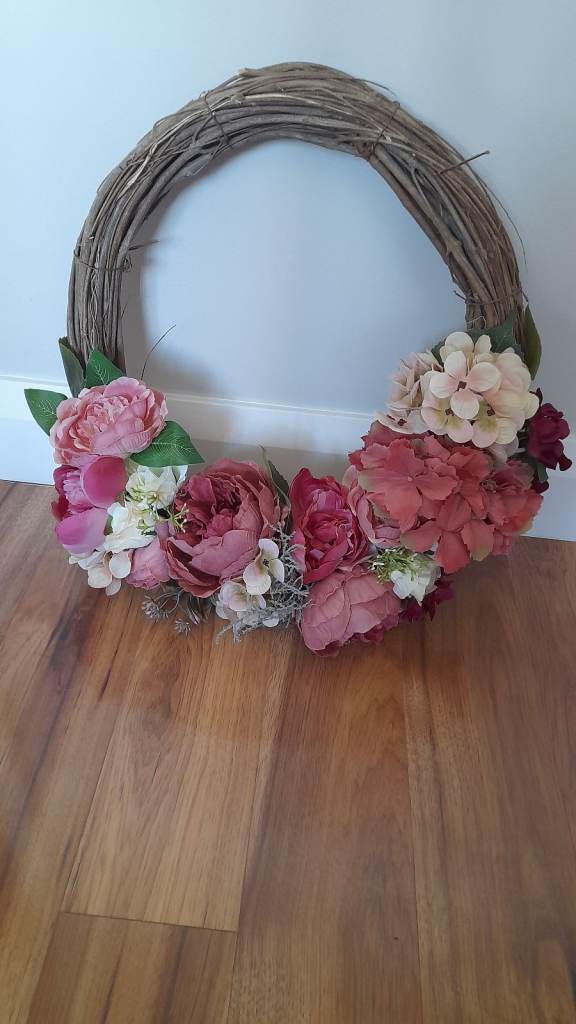 Floral decorative wreath