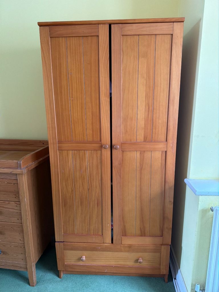 Wardrobe & drawer 