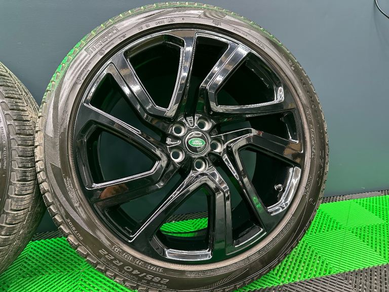Land Rover Discovery 5 22” Powdered Gloss Black alloy wheels - style 5025 & 5/7mm+ Pirelli’s!