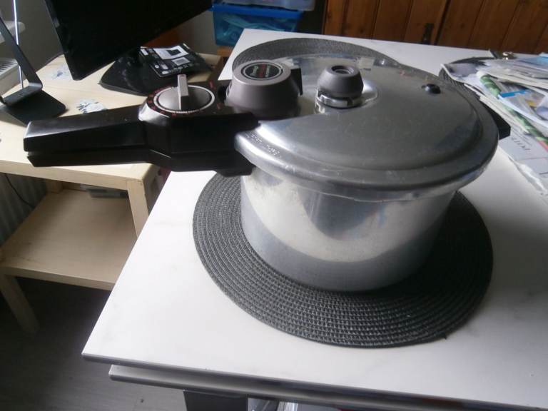 PRESTIGE PRESSURE COOKER 