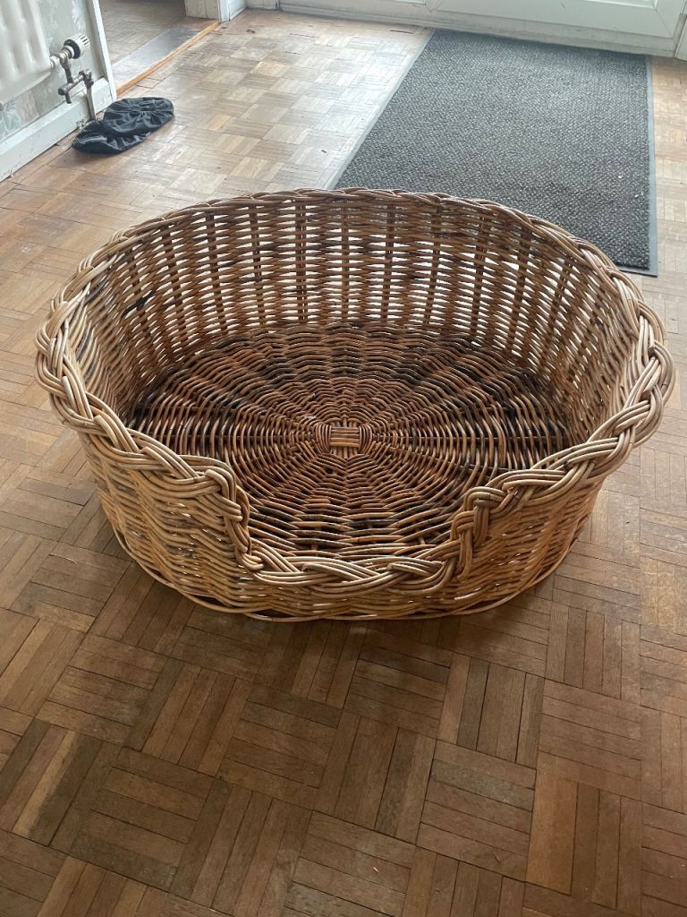 Wicker dog basket 