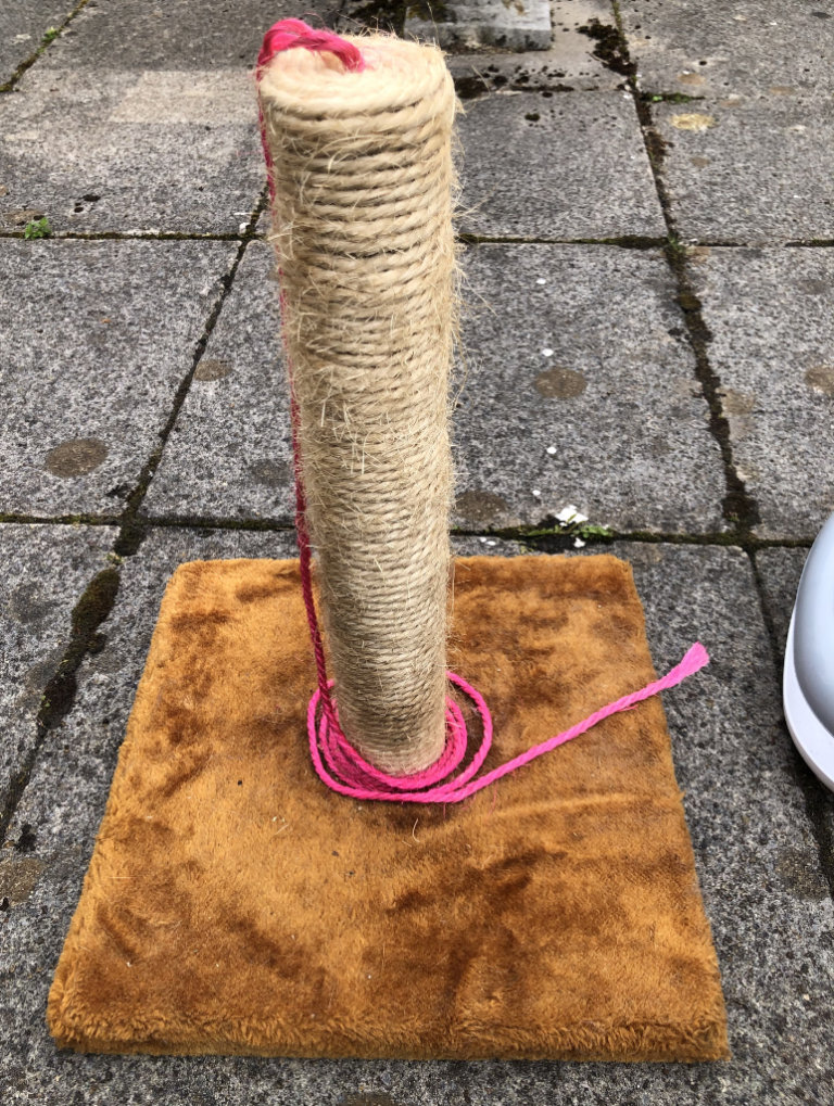 CAT LOO, c. 25 Litres ULTRA-ABSORBENT CAT LITTER, CARPETED SCRATCHING POST & CAT TOY
