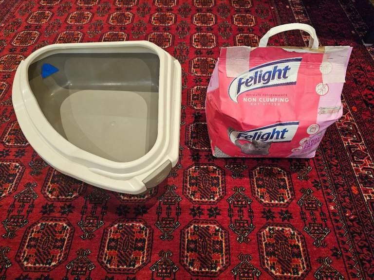 Corner Cat Litter Box + Felight Litter 10L