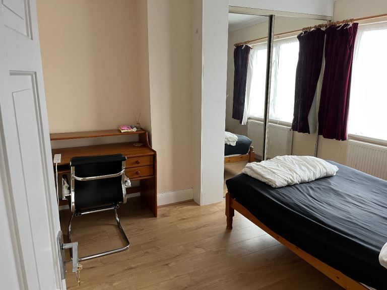 Large double bedroom in student house.