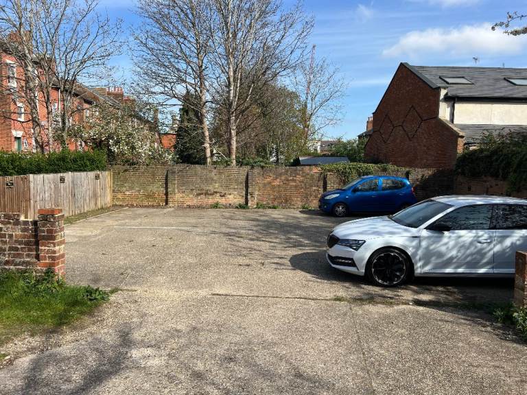Reading RG1 Secure uncovered Private Parking Near Reading Town Centre