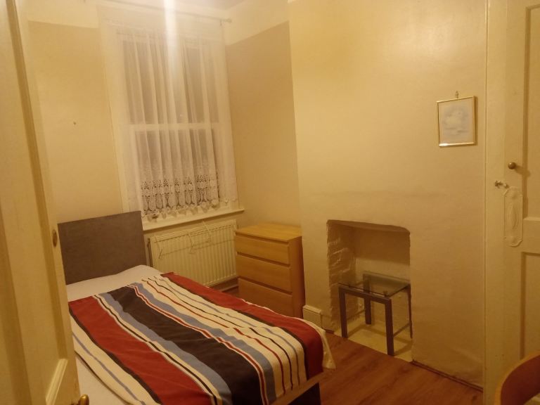 Renting 2 rooms in the end of East ham 