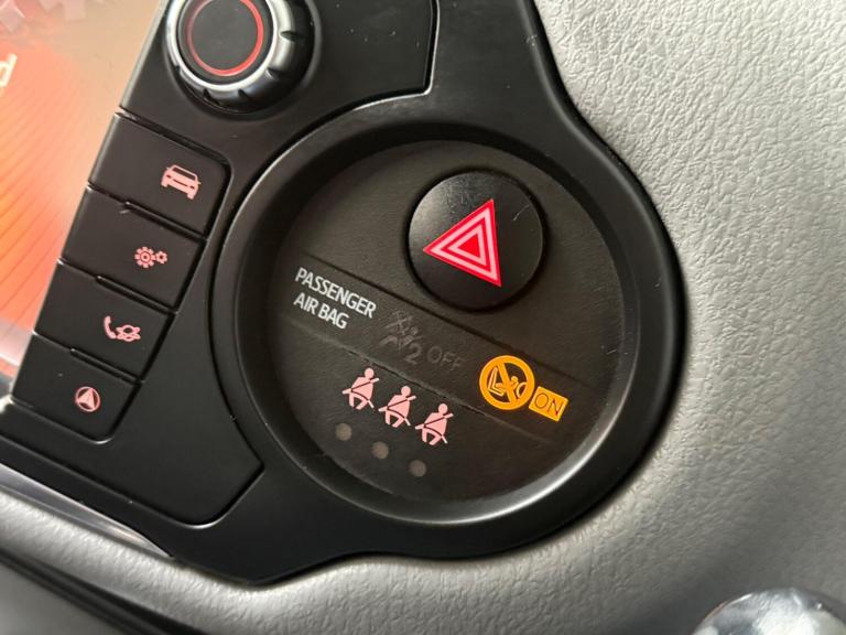 2015 Toyota Yaris 1.33 VVT-i Icon 5dr CVT HATCHBACK PETROL Automatic