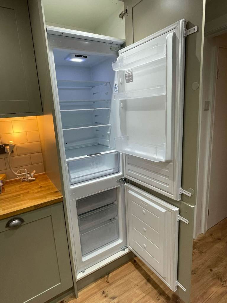 (Mint condition) Matrix MFC701 Integrated 70/30 Built-in Fridge Freezer