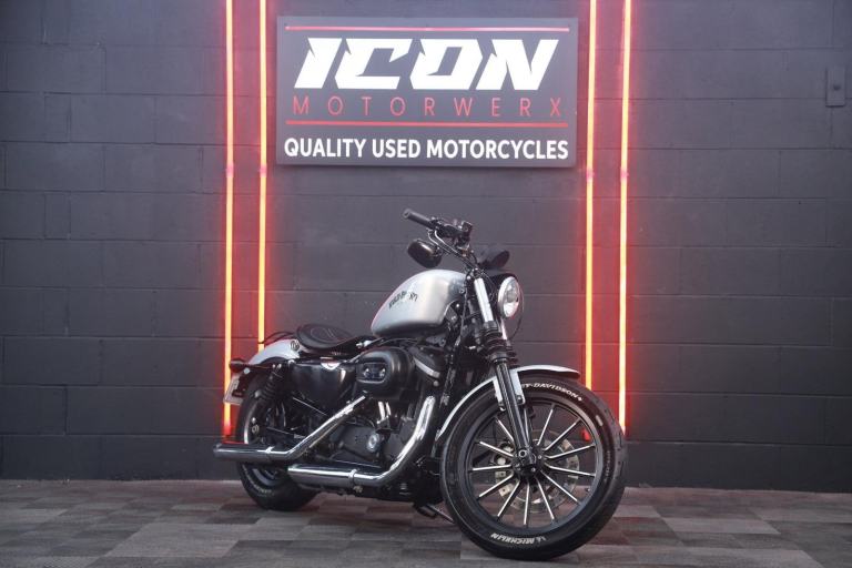 Harley-Davidson Sportster 883 XL883N Iron 883 Custom Cruiser