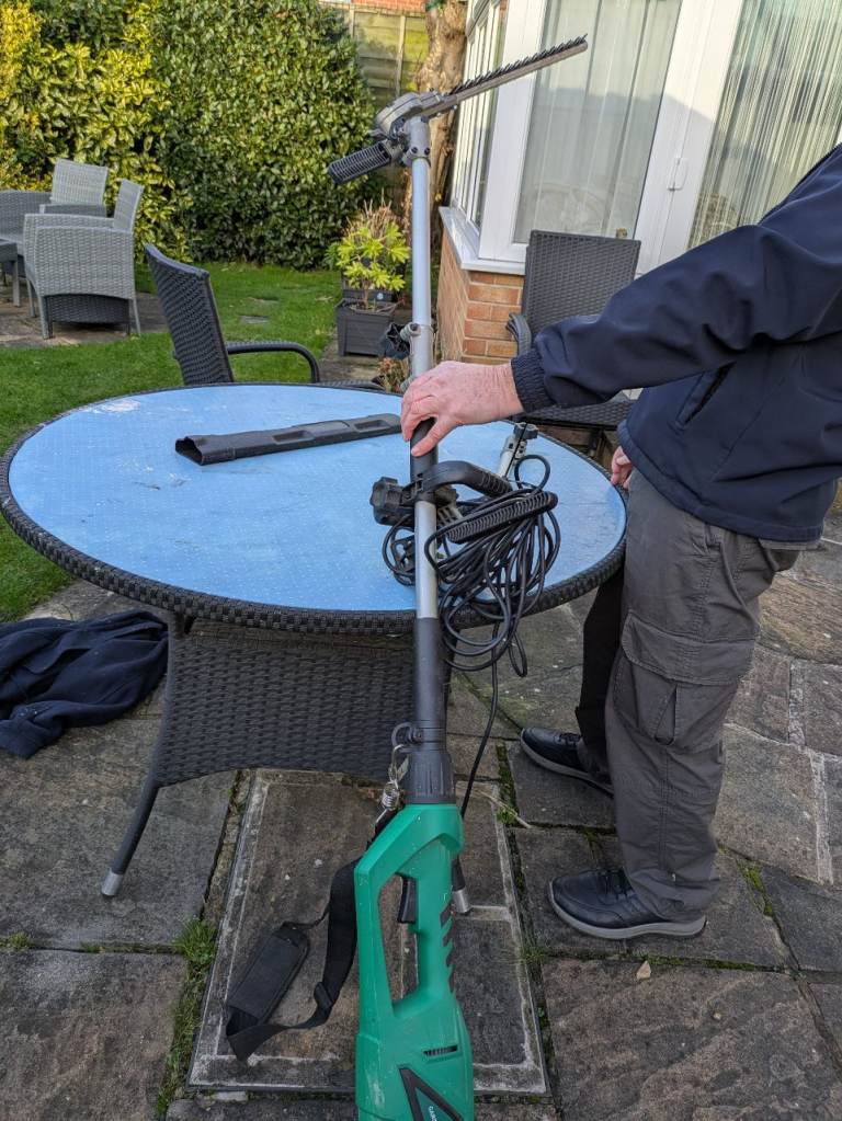 Extendable long reach garden hedge trimmer (free delivery possible)