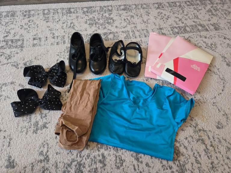 Kids Dance/Tap Shoes, Tights, Top & Hair Bows – Good Condition